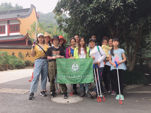 协会天门山垃圾清理活动剪影